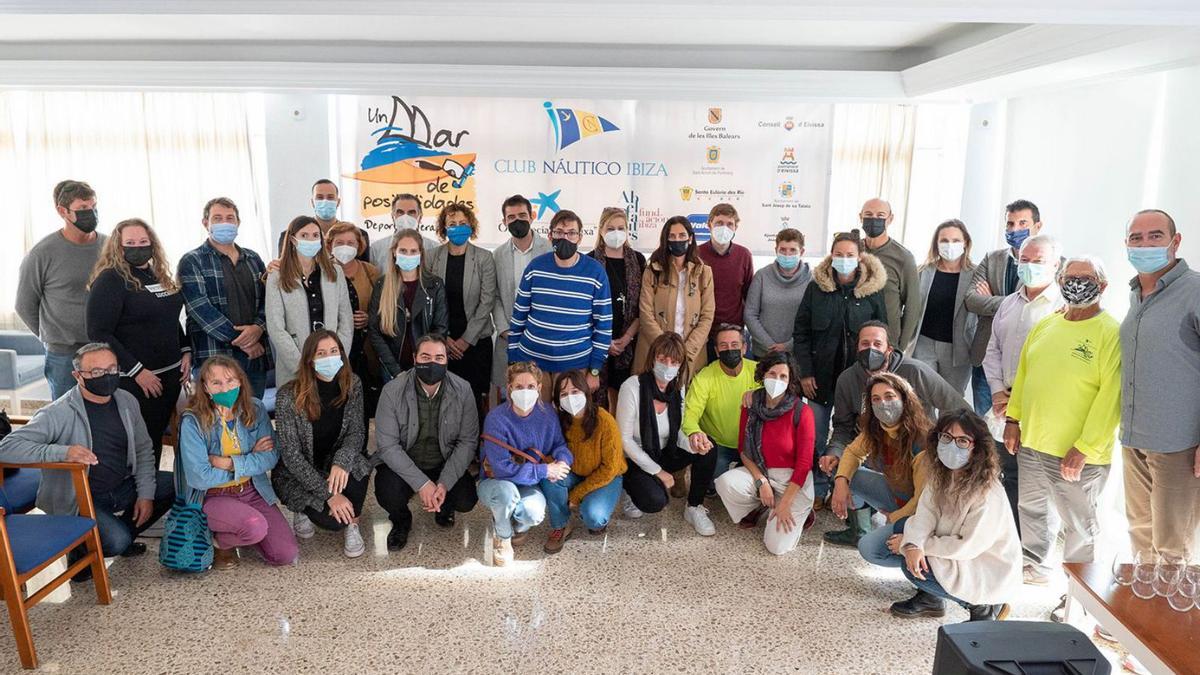 Organizadores, patrocinadores y participantes, ayer, en el Club Náutico Ibiza. | CNI