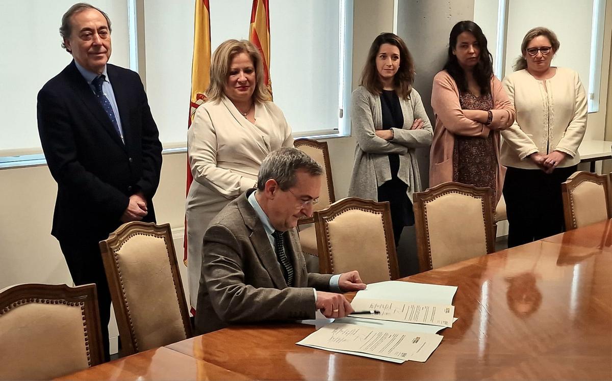 Leandro Catalán firma el acuerdo de los médicos, el pasado mes de enero.