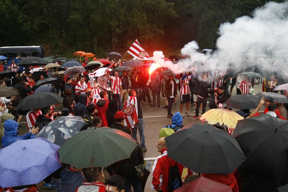 Centenars d'aficionats reben al Girona sota la pluja