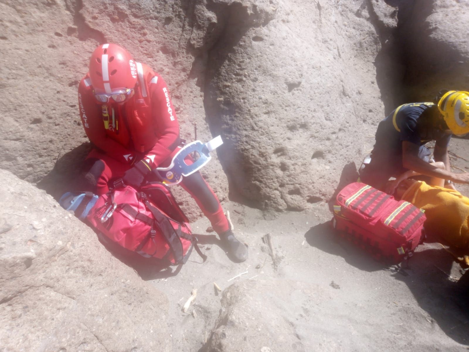 Una mujer sufre una caída en la playa de Tiritaña