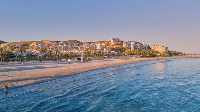 El pueblo ideal junto al mar para recorrer a pie y comer "las mejores quisquillas de España": salinas rosadas y un faro solitario al final de la playa