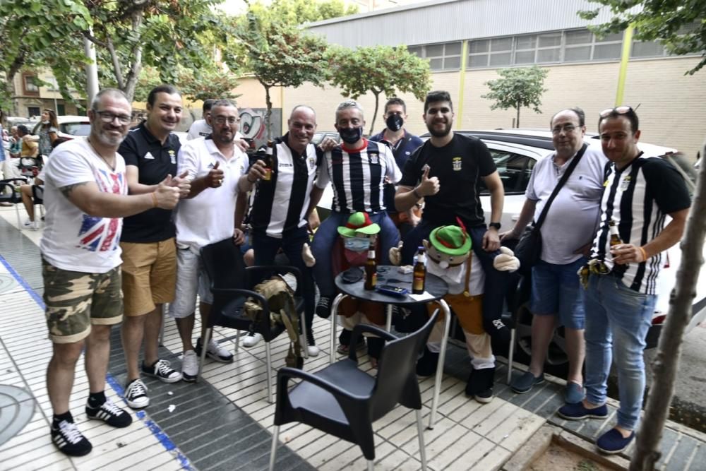 Ambiente: Los aficionados del FC Cartagena se reúnen para ver el partido