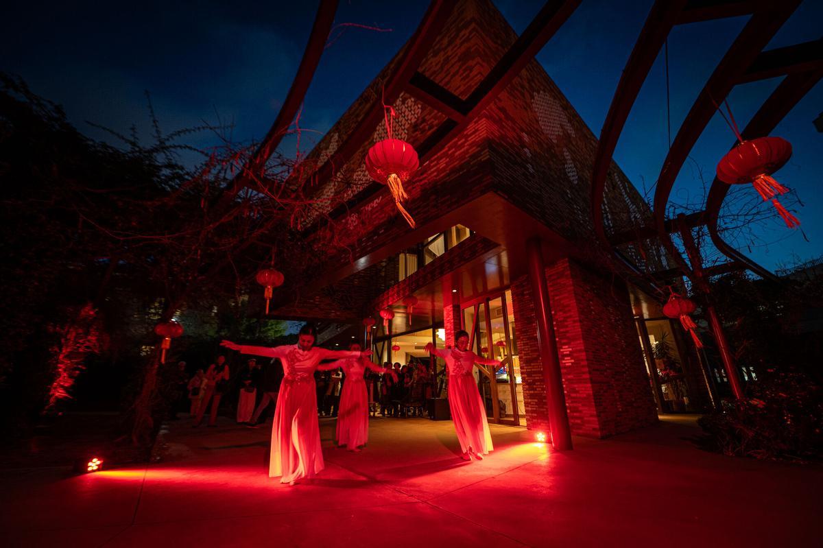 Tres bailarinas tradicionales chinas, en el patio de entrada a la Fundació Kalida.