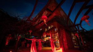 Tres bailarinas tradicionales chinas, en el patio de entrada a la Fundació Kalida.