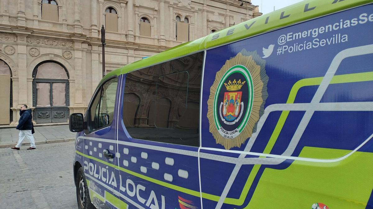 Vehículo de la Policía Local de Sevilla estacionado frente al Ayuntamiento.