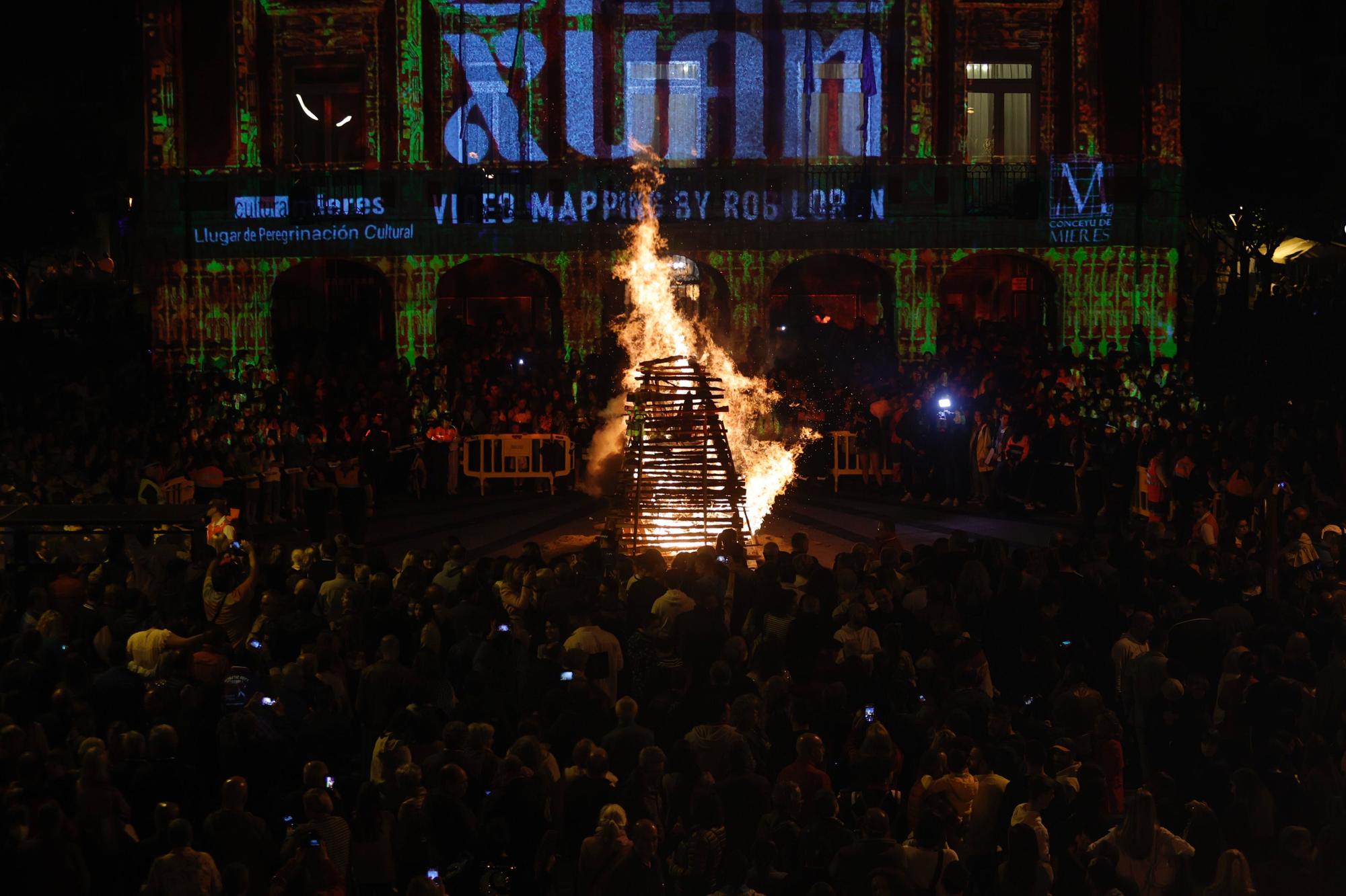 Las hogueras de San Xuan iluminan de nuevo la noche en toda Asturias