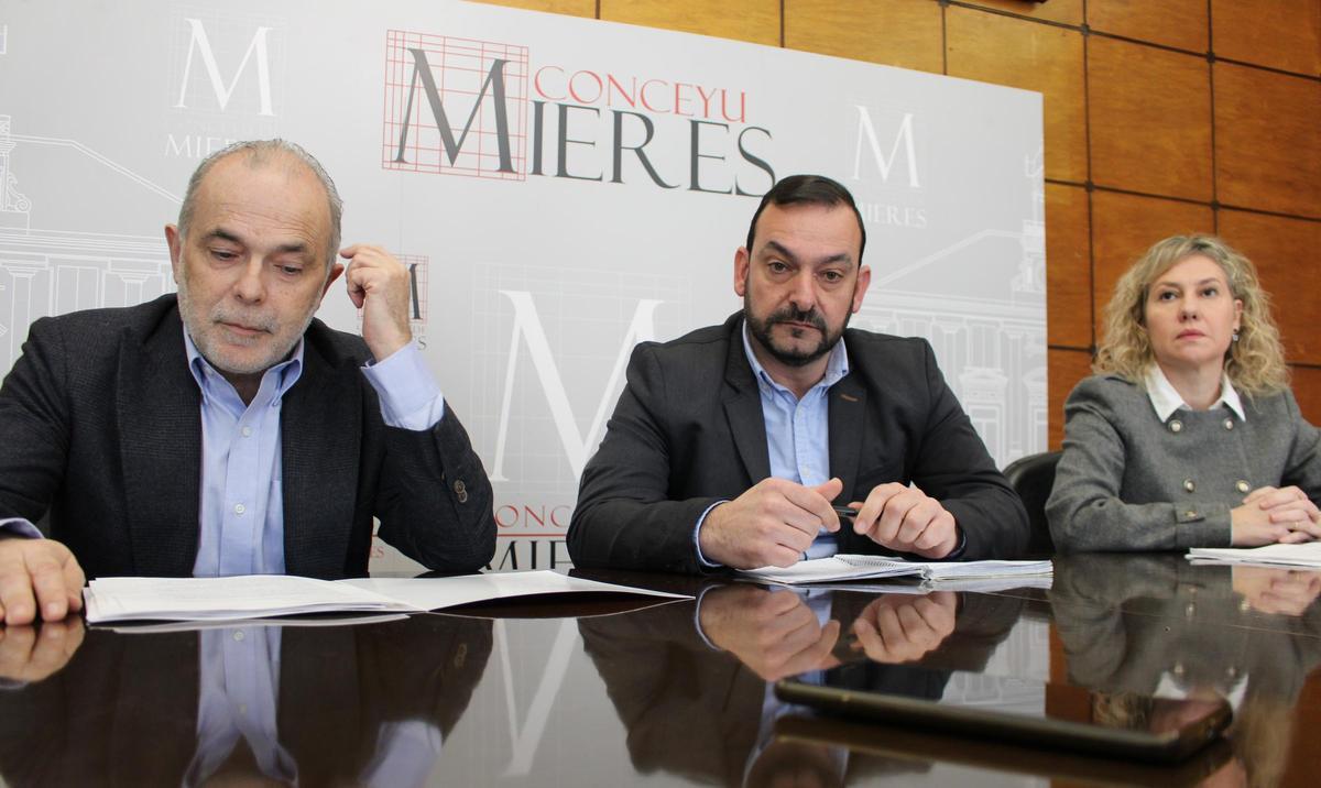 Por la izquierda, José Manuel Ferreira, Manuel Ángel Álvarez y Leticia Fernández.