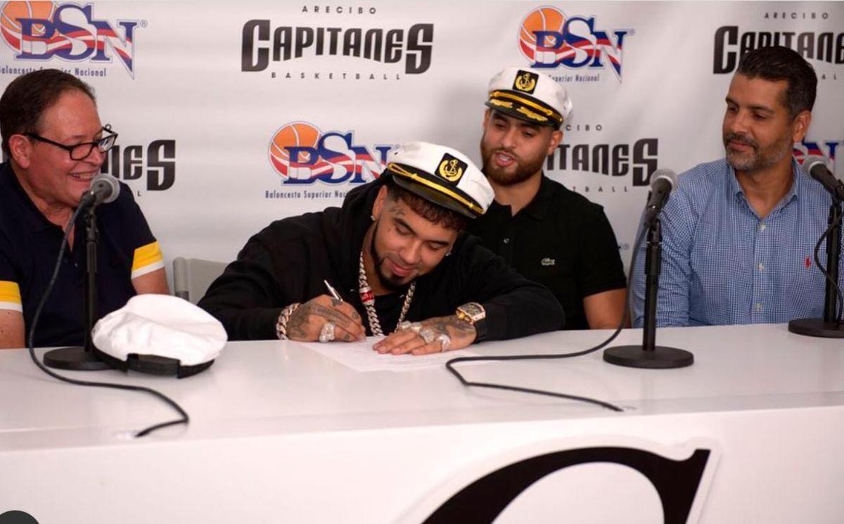 Anuel AA firmando su contrato como co propietario de los Capitanes de Arecibo