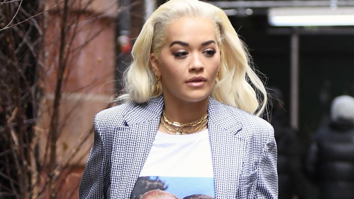 Rita Ora, muy natural, celebra el amo como quiere