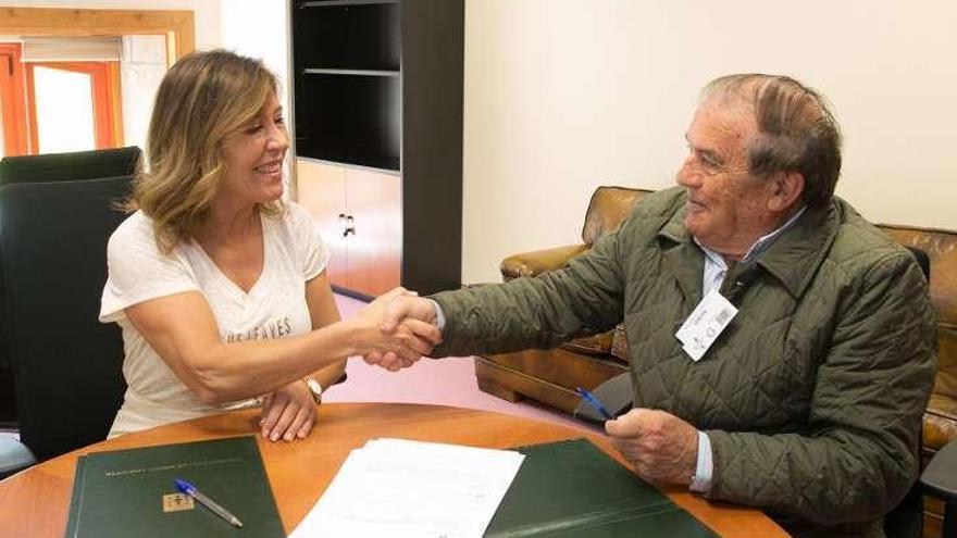 Beatriz Mato firma el convenio con el alcalde de O Bolo.  // FdV