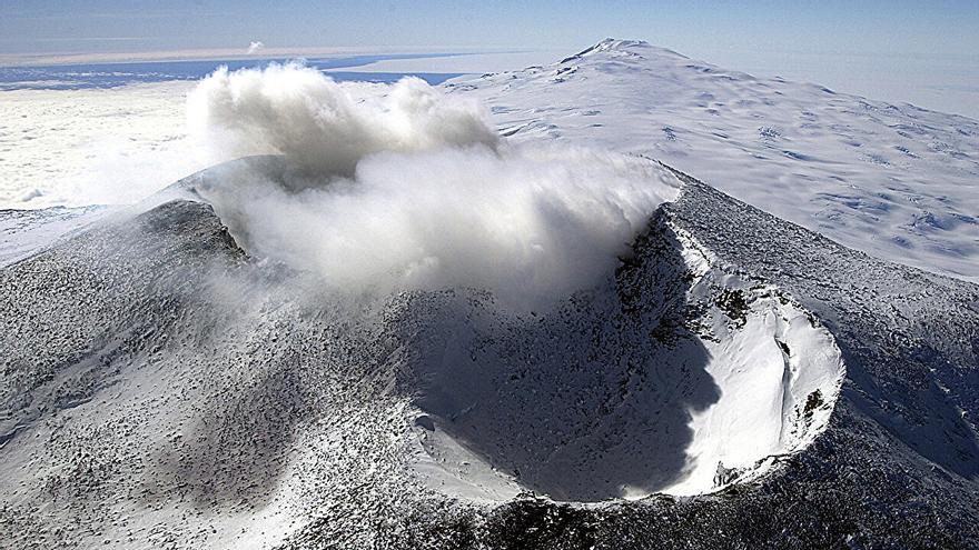 El derretimiento de la Antártida puede despertar volcanes ocultos bajo el hielo