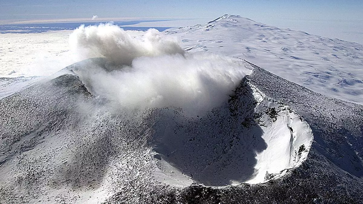 El derretimiento de la Antártida puede despertar volcanes ocultos bajo el hielo