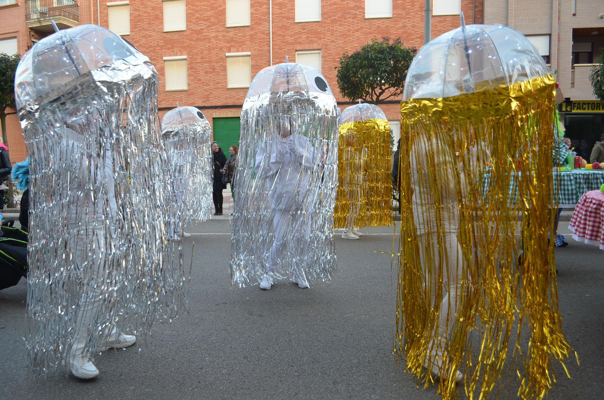 Originales medusas con una paraguas y unas relucientes cortinas en el desfile de Benavente del sábado.jpg