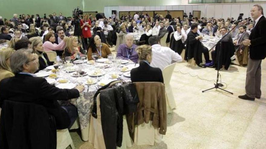 Alberto Fabra se dirige ayer a la delegación valenciana durante la comida en Sevilla.