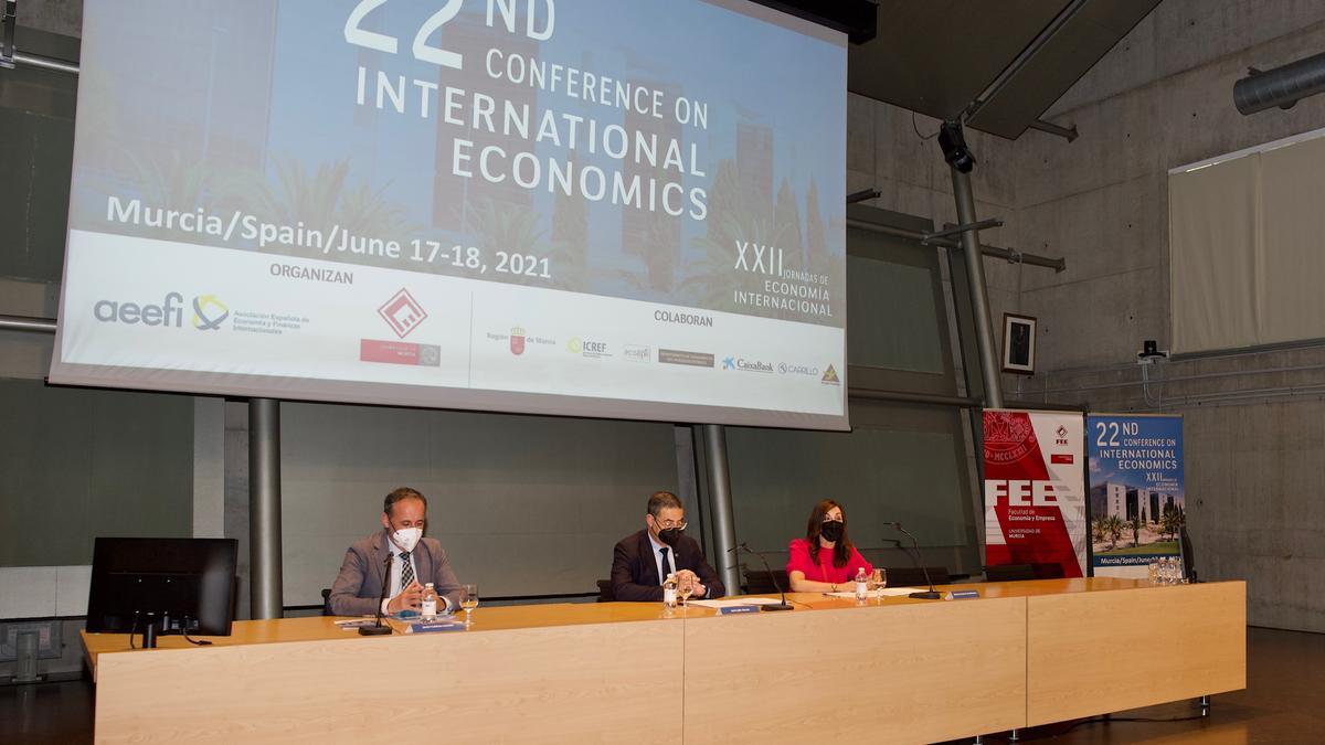 El consejero Celdrán (izq), el rector de la UMU, José Luján, y la profesora Asuncion Prats en la inauguración de las jornadas