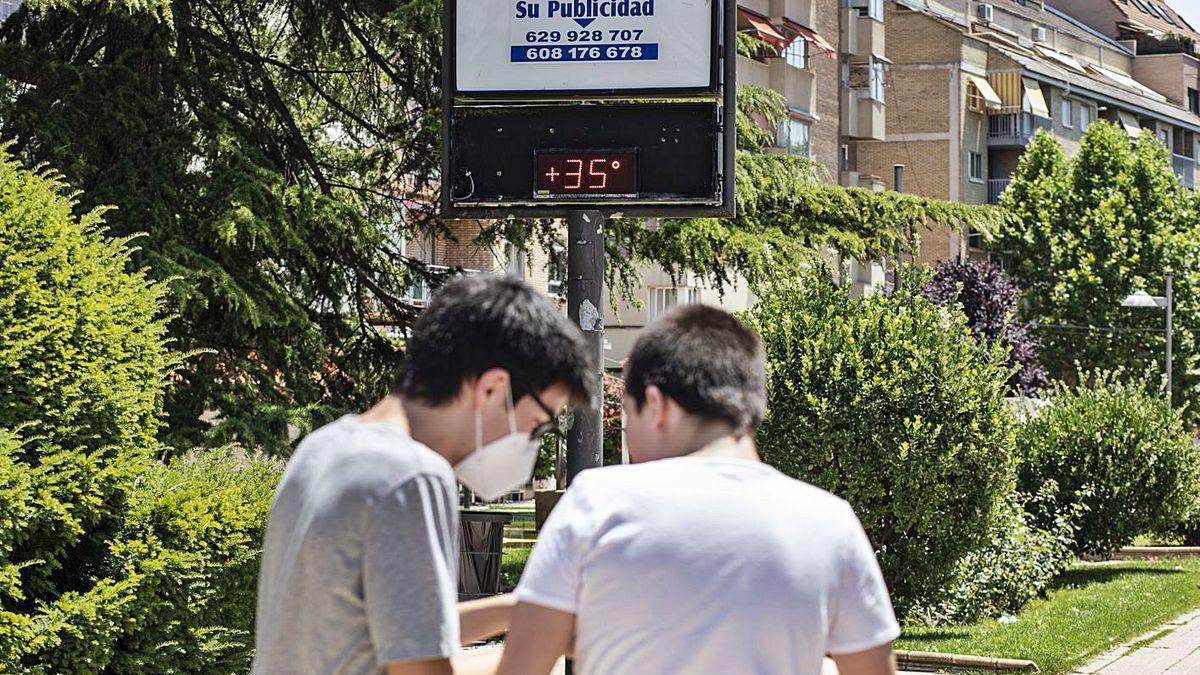 Un termómetro marcaba los 35 grados al mediodía en el centro de Zamora.