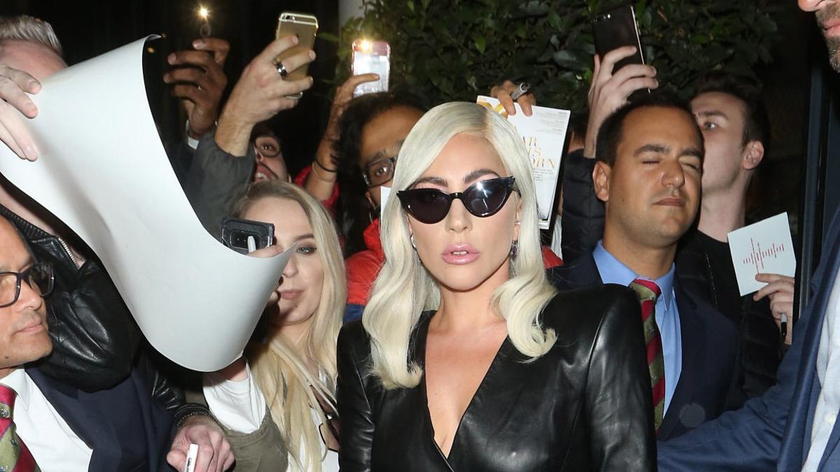 Lady Gaga con un look total black