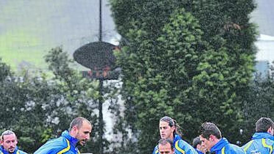 Paco Gómez, en el centro, dirige el entrenamiento del Jumilla en Mieres.