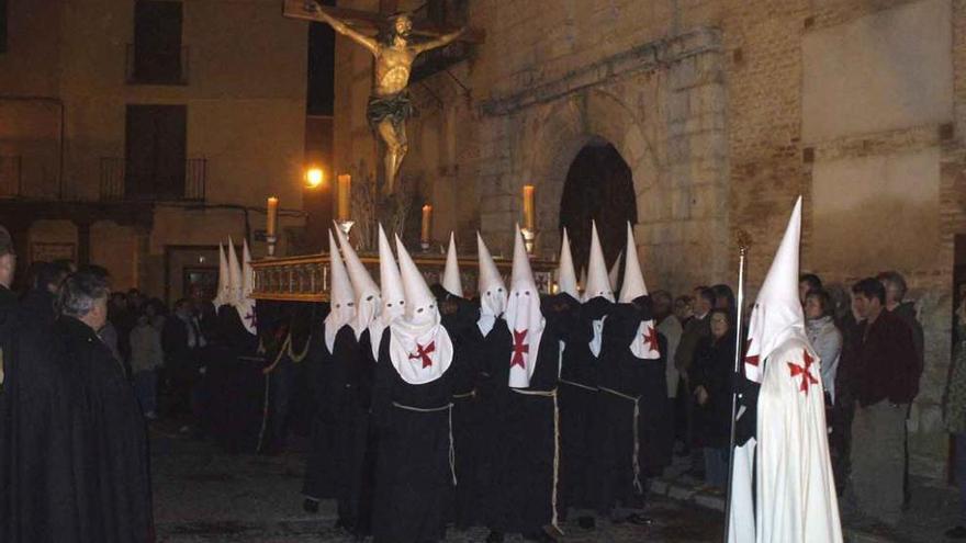 Cofrades inician el recorrido de la procesión del Silencio en la iglesia del Santo Sepulcro. Foto