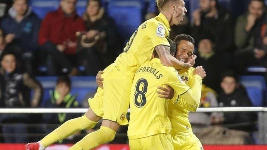 Los jugadores del Villarreal celebran uno de sus goles de la noche.