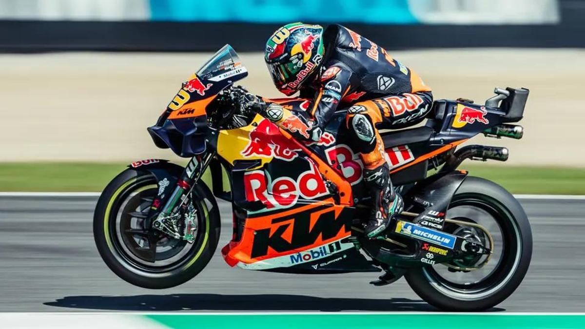 Brad Binder con la KTM RC16 de 2023