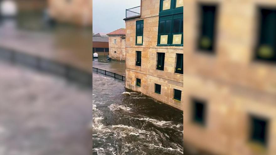 Ponte Caldelas convertida en una piscina por el desbordamiento del río Verdugo