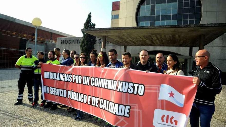 Concentración de trabajadores de ambulancias ante el Hospital do Salnés. // Iñaki Abella