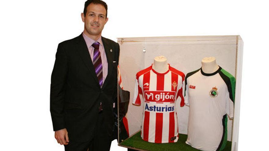 Juanjo, con las camisetas del Sporting y del Racing de Santander.