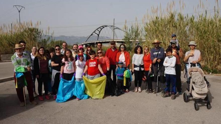 Participantes en la jornada de limpieza del río.