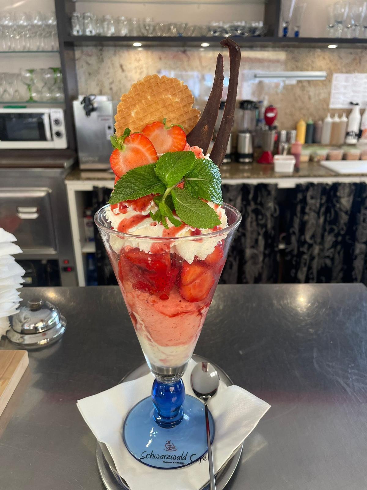 Lecker: Im Schwarzwald Café gibt es auch Eisbecher, wie man sie aus Deutschland kennt.