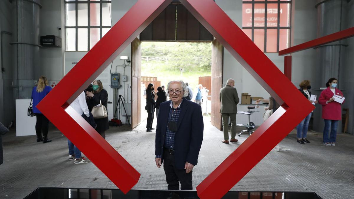 Herminio “dentro” de una de las piezas de su  instalación en el Pozo Santa Bárbara. | Luisma Murias