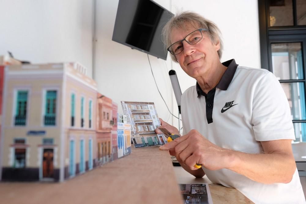 Klaus, el alemán que hace maquetas del barrio de La Isleta.