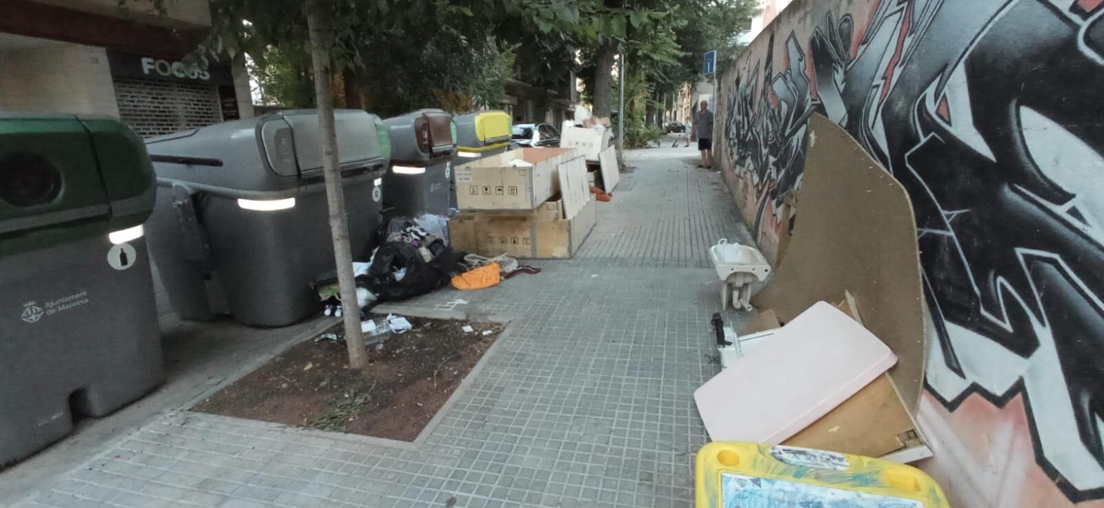 Els contenidors de Manresa, plens a vessar