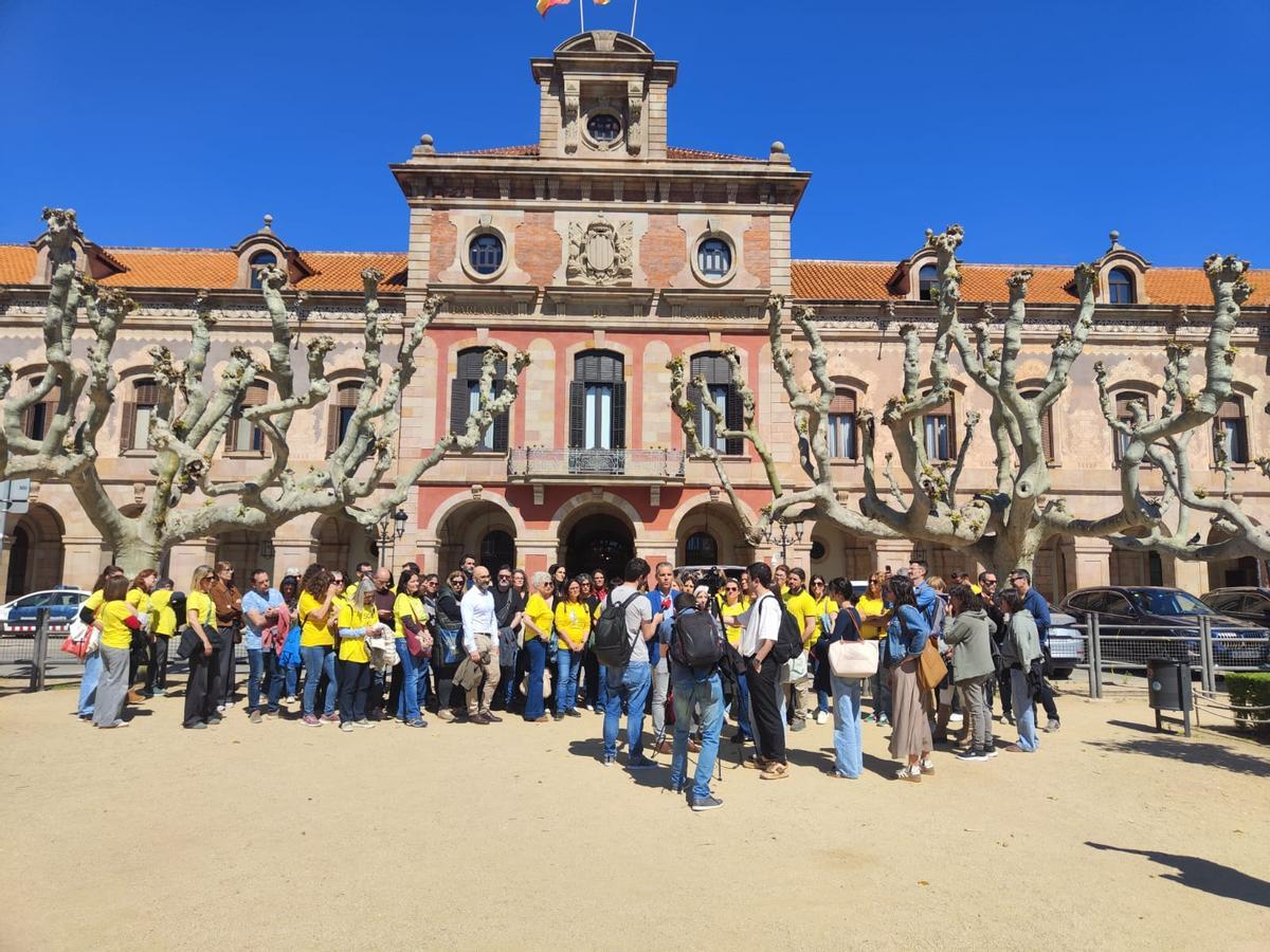 Protesta de directores de centros escolares ante el Parlament este jueves.