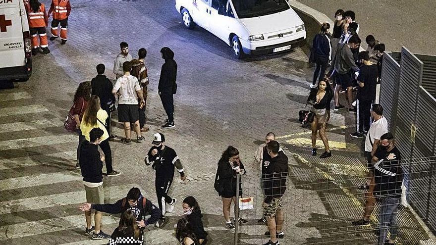 Joves a la plaça de Puigmercadal a la nit, per la Festa Major Alternativa