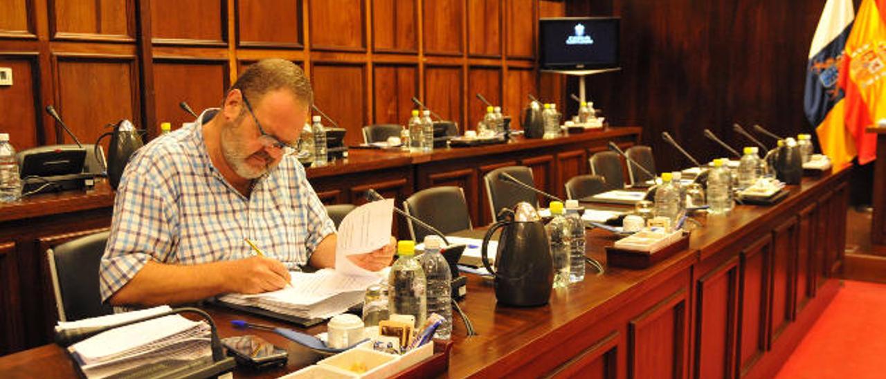 Fernando Bañolas, consejero de CC, en el salón de Plenos del Cabildo.