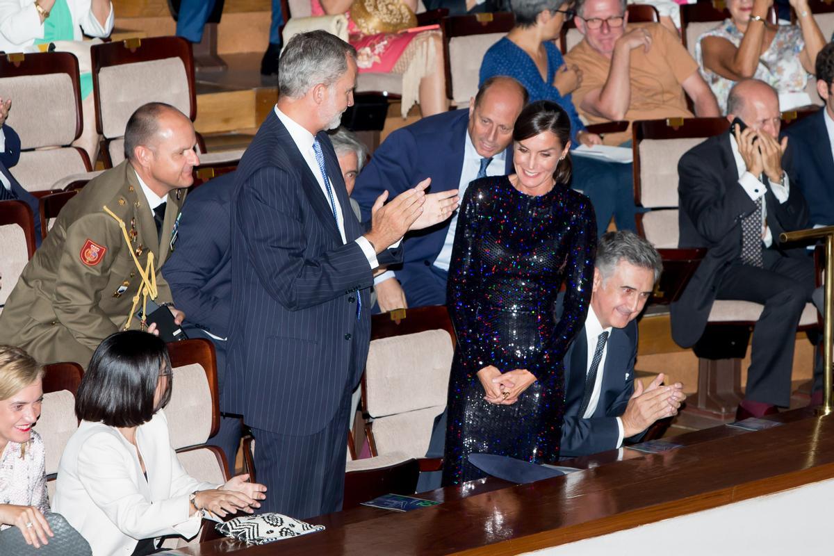 El rey aparece por sorpresa en el primer acto de la reina tras su 50 ...