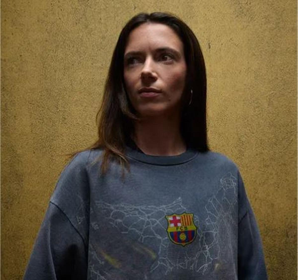 Aitana Bonmatí luciendo la suadera creada para la ocasión