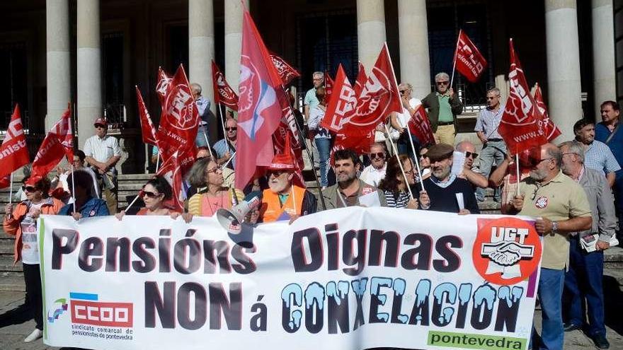 Un aspecto de la concentración de las federaciones de pensionistas de UGT y CC OO. // Rafa Vázquez