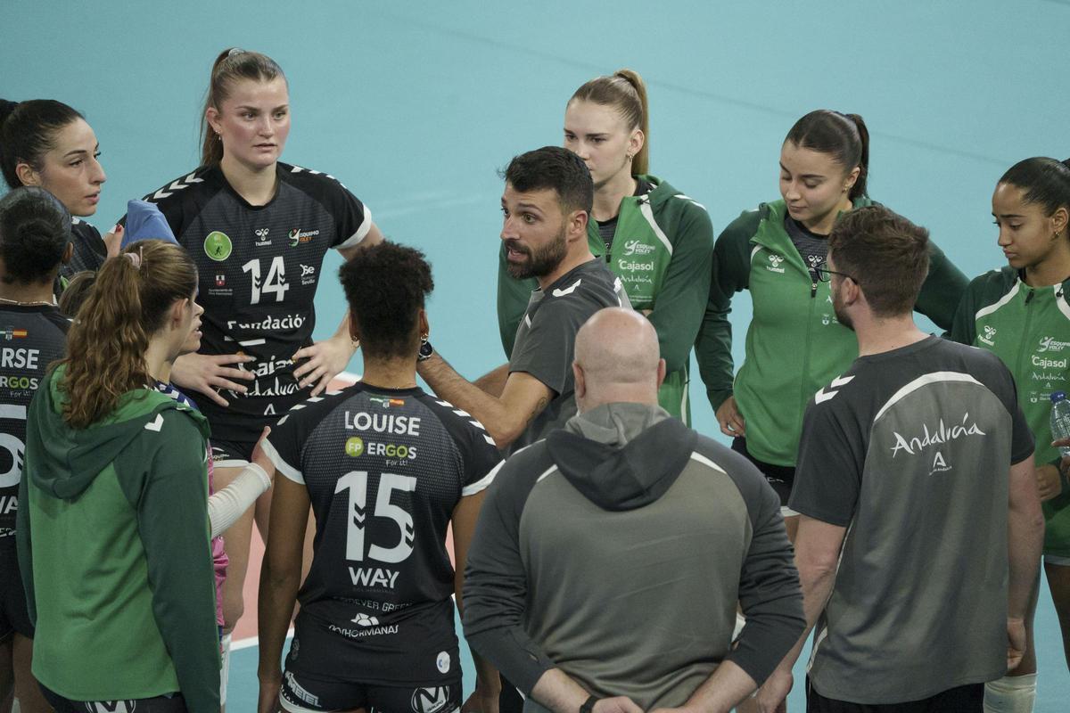 Torronteras da instrucciones en un tiempo muerto de la Copa de la Reina de voleibol.