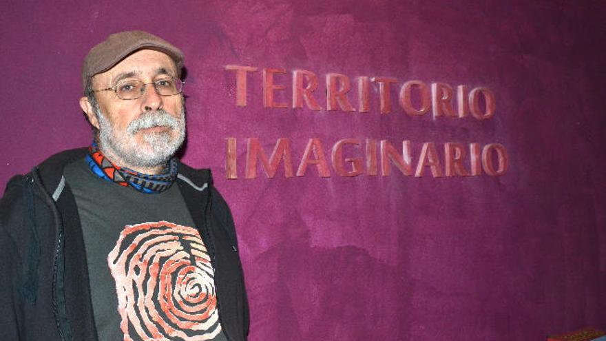 El artesano Silverio López Márquez, premio insular de Artesanía, en su sala de eventos en la Rosa del Taro .