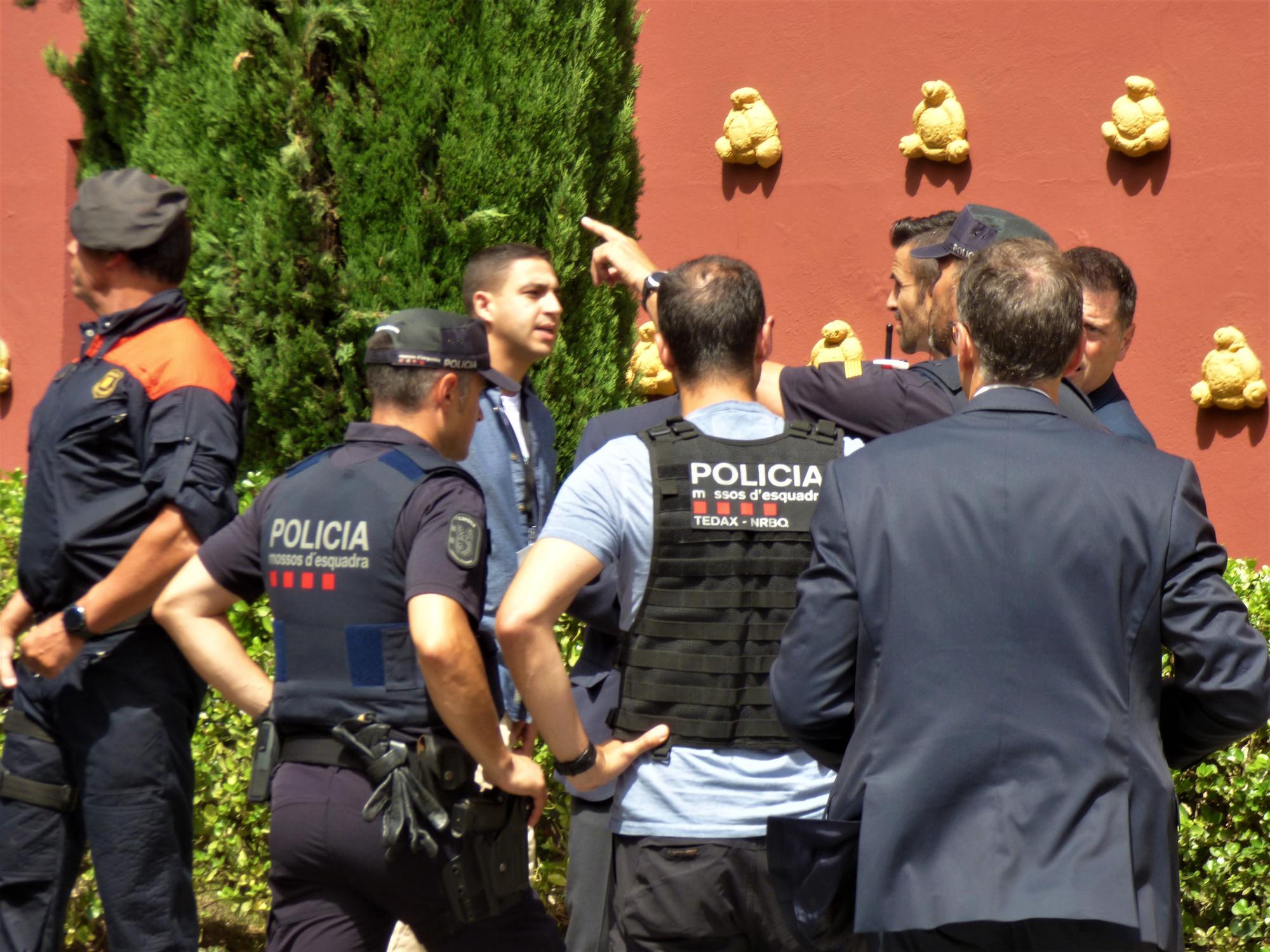 La princesa Elionor i la infanta Sofia rebudes a Figueres amb manifestants favorables i contraris