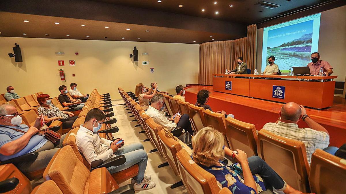 Presentación del proyecto de mejora del río Segura en el aula CAM de Orihuela, este martes. | TONY SEVILLA