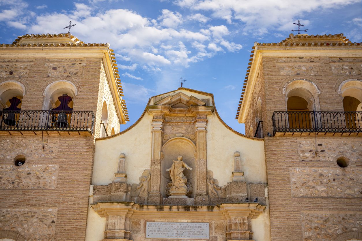 Detalle de la fachada con dos torres de la Iglesia de Santa María la Real de Aledo