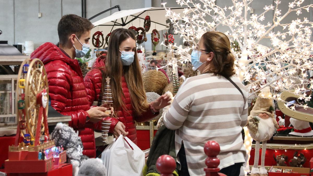 Diverses persones mirant decoració de Nadal