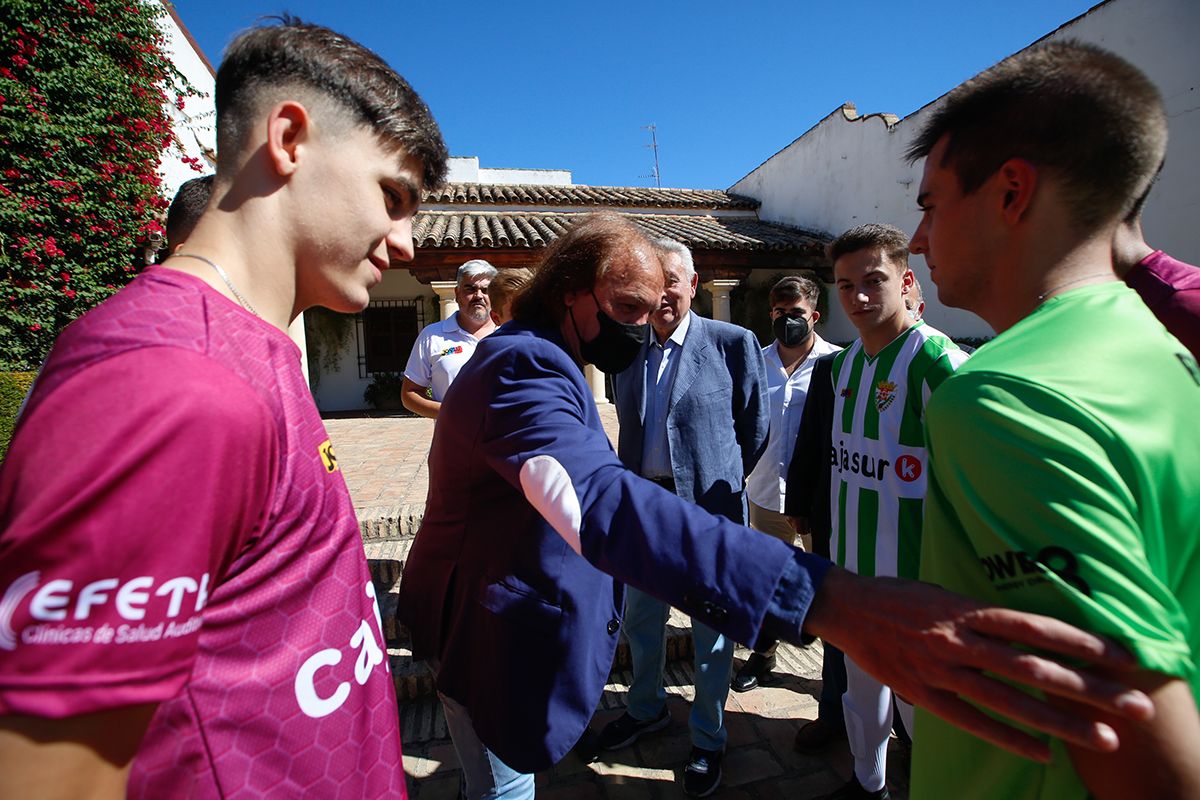Pepe Escalante y Perico Campos junto a las autoridades en la presentación de las equipaciones de la temporada 2021-22