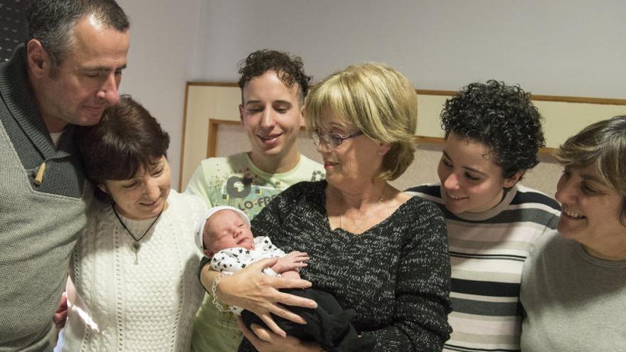 Derek Molero González amb les seves àvies i altres familiars, a la Clínica de Sant Josep de Manresa