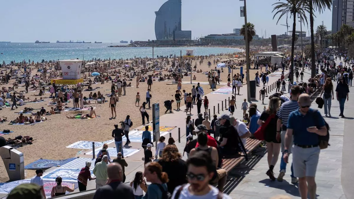 Cada vez más parejas catalanas se van de vacaciones a la Barceloneta para aprender inglés