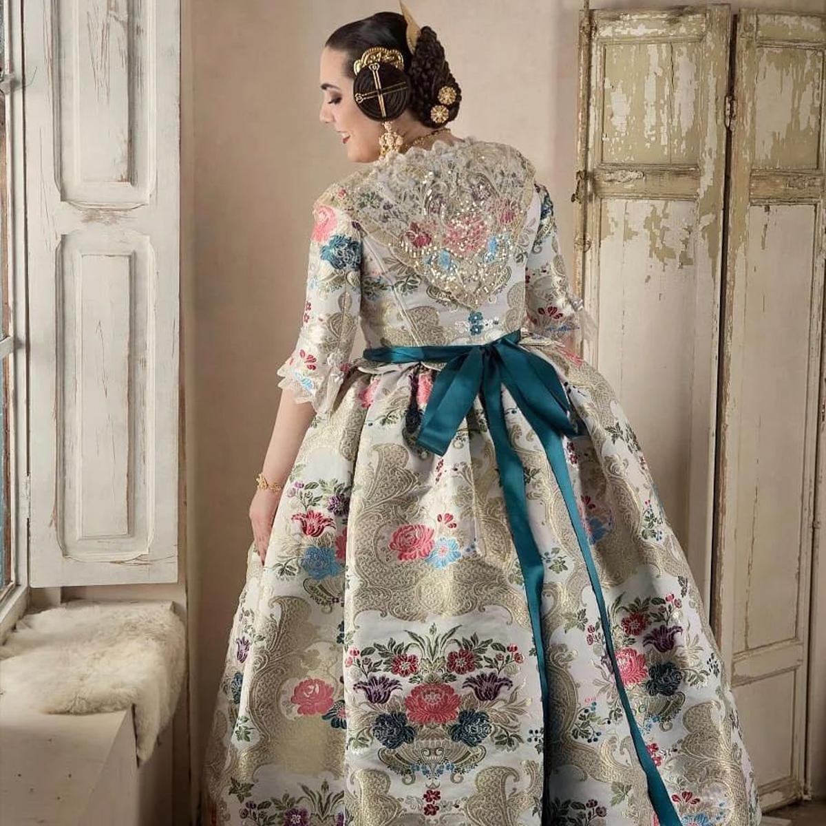 La fallera mayor de 2022, Carmen Mora, ha elegido Blanco Óptico La fallera mayor de 2022, Carmen Mora, ha elegido Blanco Óptico