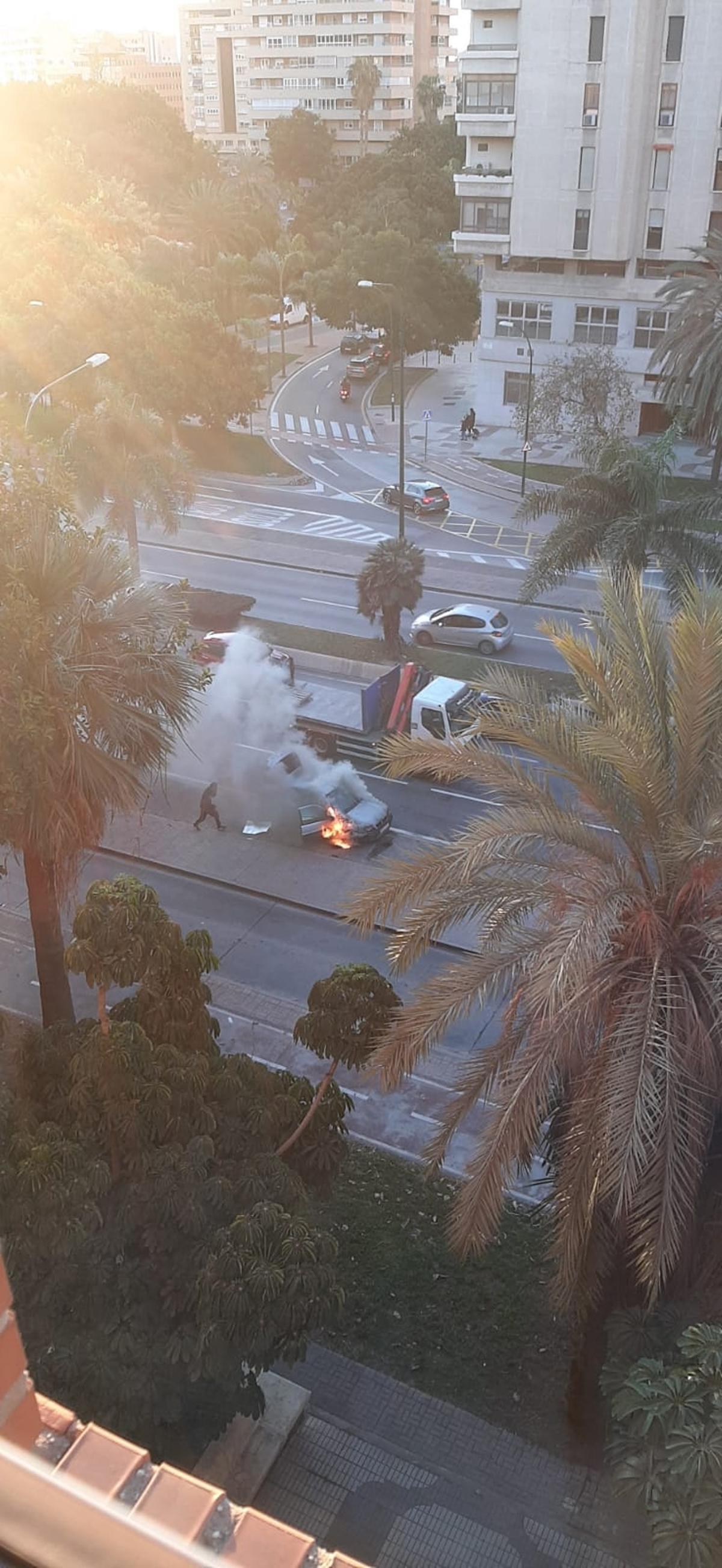 El coche en llamas en la avenida de Andalucía.